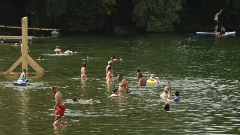 Žralok ve slovenském jezeře? Koupající vyděsila „obluda“ u hladiny, lidé na sítích klidní emoce