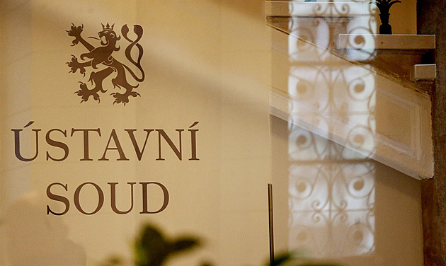 Otce viní za pád batolete z okna. Měl ho líp hlídat, odmítl jeho stížnost ÚS