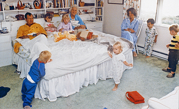 Rozespalý Bush s vnoučaty dojal Ameriku, fotka mu otevřela cestu do Bílého domu