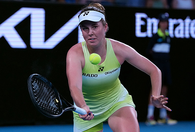 Nosková v Dubaji přetlačila Liovou ve třech setech, Bouzková podlehla Mertensové