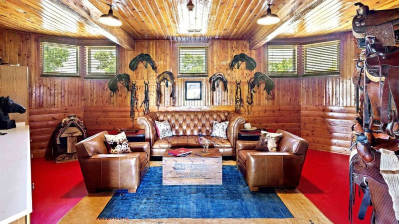 OBRAZEM: Tady se děla ta největší zvěrstva. Epsteinův ranč konečně prohledávají