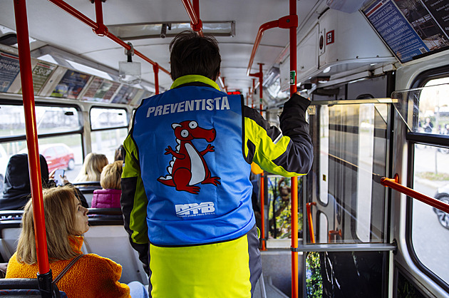 Sundejte si prosím batoh. A nejezte. Cestující v brněnské MHD vychovávají preventisté