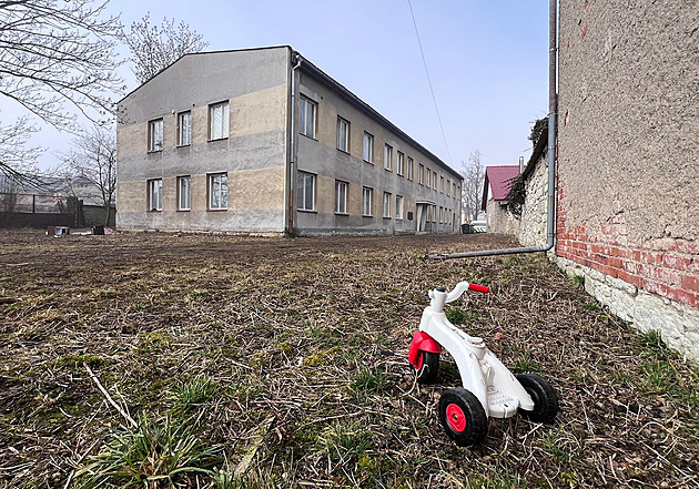 Devět tisíc za postel, líčí muž z ubytovny, kde ubili dítě. Firma ji nabídla obci