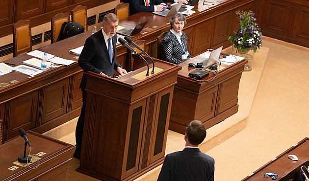 Ostuda vůči spojencům, kritizuje opozice Babiše za nízké výdaje na obranu