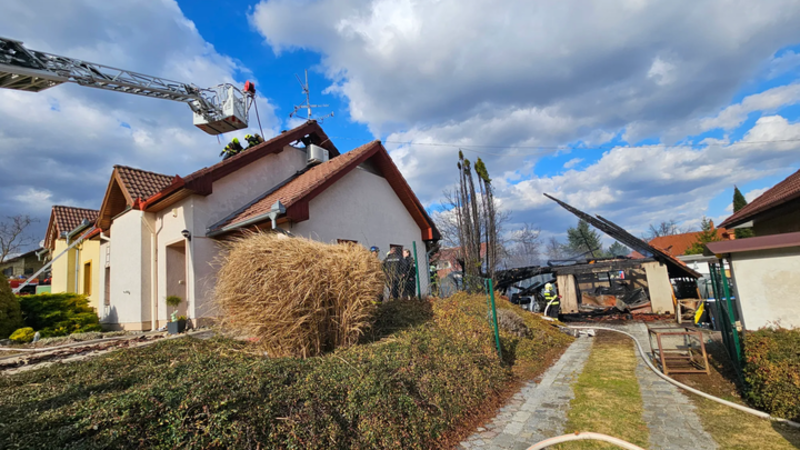 Nebezpečný požár na Vyškovsku. Shořela dvě auta, oheň rozfoukaný větrem poškodil okolní domy