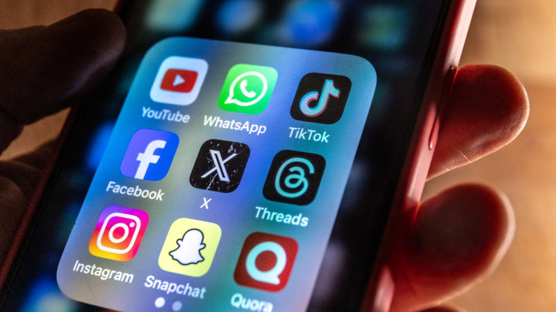 Brutálně ověřujme identitu na sociálních sítích, říká Kolář. Jen si umyjí ruce, míní Gregorová