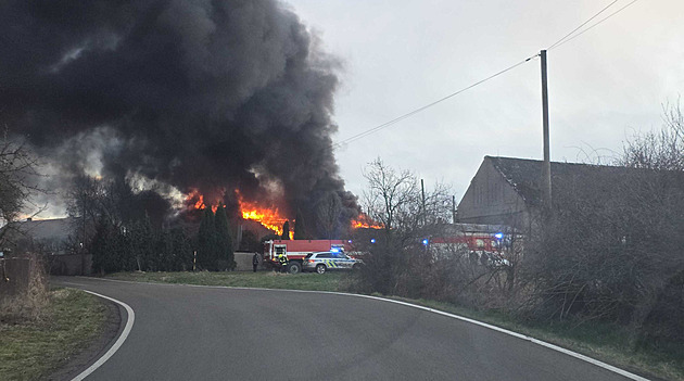 Černý dým nad Příbramskem. V Občově hoří autodílna