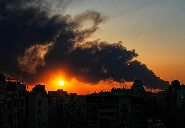 Černý déšť, hrozící katastrofa. Útoky na rafinerie zničí zdraví Íránců na desetiletí
