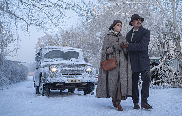 DiCaprio a Lawrencová v krajině plné sněhu. Objevil se první záběr filmu z Česka