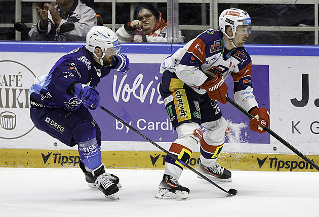 ONLINE: Červenka vystřelil Pardubicím semifinále. Malík vytáhl fantastický zákrok