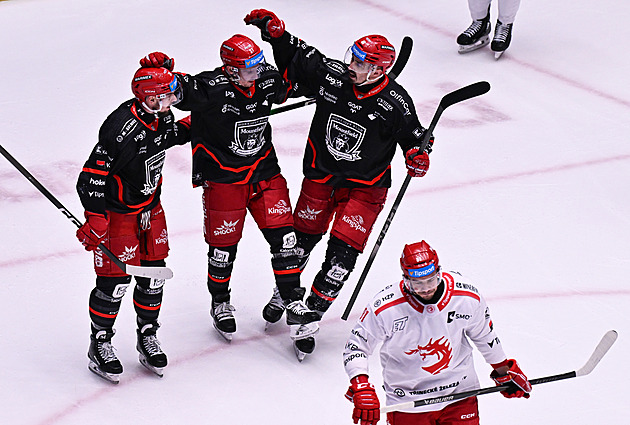 ONLINE: Liberec navýšil náskok, Hradec po ráně Nenonena vede nad Třincem