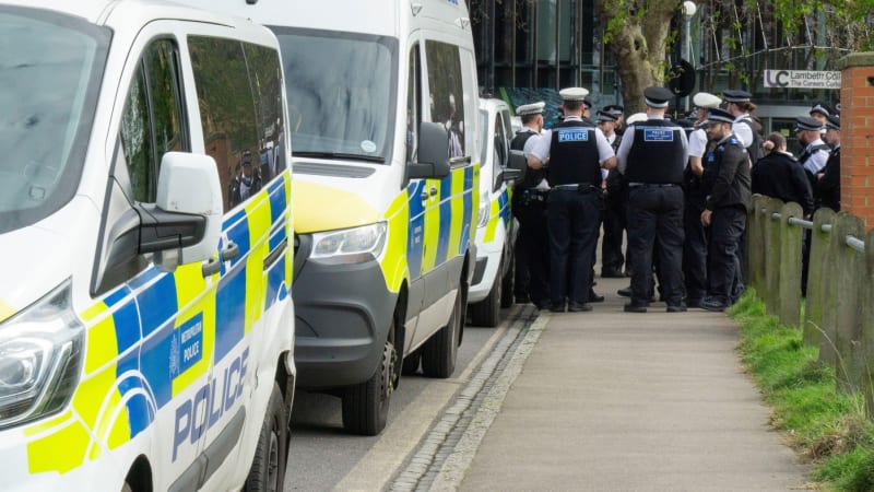 Poplach v Londýně: K izraelské ambasádě mířily radioaktivní drony, má odhalovat video