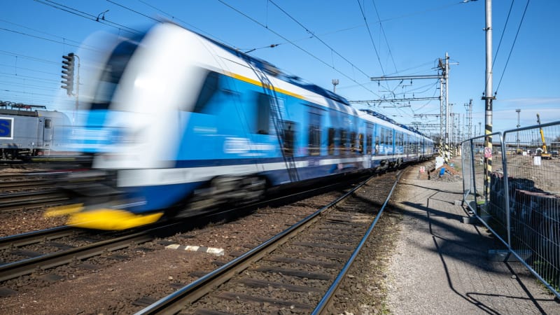 Tragický střet s vlakem na Olomoucku: Na místě je mrtvý, klíčový železniční koridor stál