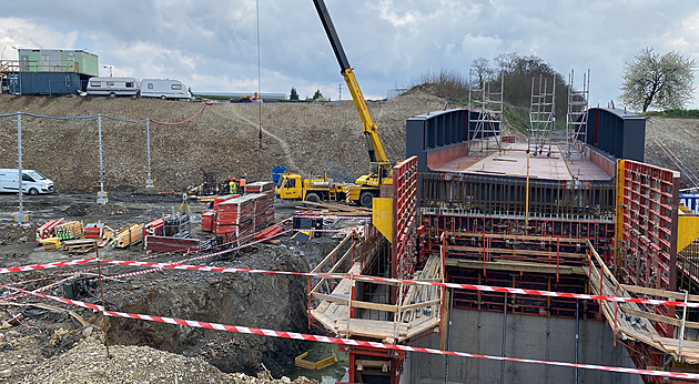 Stavba obchvatu Přeštic nabrala zpoždění, dělníci teď svařují železniční most