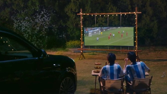 Elektromobil jako pojízdné autokino: Huawei má světla, která se umí přepnout do režimu projektoru