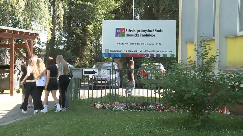 Pardubická škola po vraždě studentky obnovila maturity. Spolužáci popsali údajný stalking