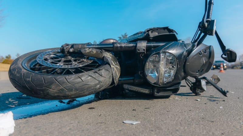 Fatální srážku motorky s pick-upem zachytila kamera. Druhý stroj se jen těsně vyhnul