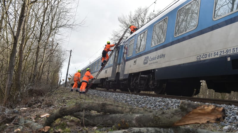 Tragédie na Šumpersku: Při odstraňování stromu z kolejí zahynul hasič