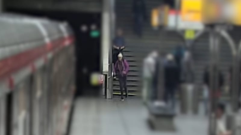 Muž v pražském metru napadl cestující. Pokusil se jí ukrást batoh, policie po něm pátrá