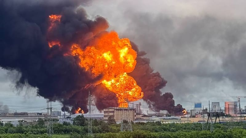 Drtivý úder Ukrajinců na ruskou high-tech raketovou továrnu. Záběry ukazují zkázu a sloup dýmu