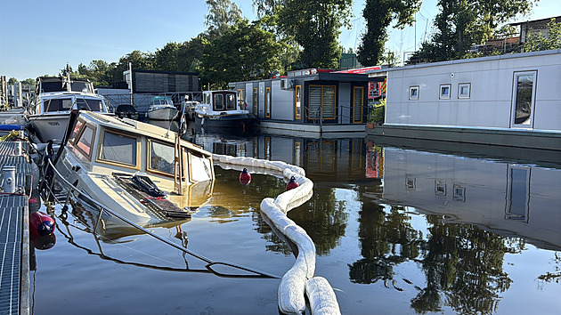 Hasiči vytahovali z Vltavy potopenou loď. Pomohl speciální jeřáb