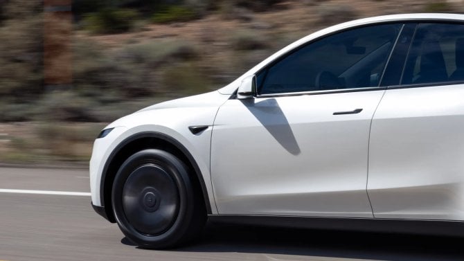 Zapuštěné kliky dělají z aut smrtící pasti. Tesla a další značky kvůli tomu svolávají přes 3 miliony vozů