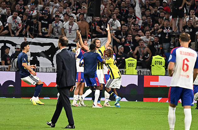 Uráželi mou matku! Guendouzi provokoval   v Lyonu, potyčku uklidňoval i Šulc