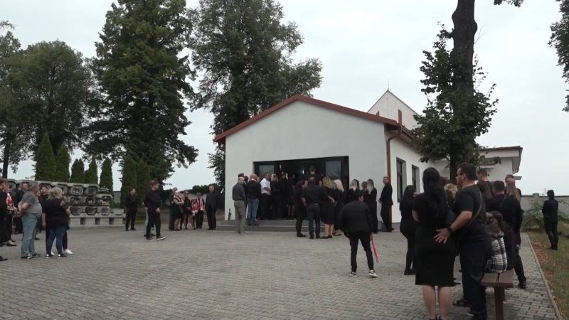 Plakalo celé město. Na pohřbu trojice obětí nehody z Lounska zněla i slávistická hymna