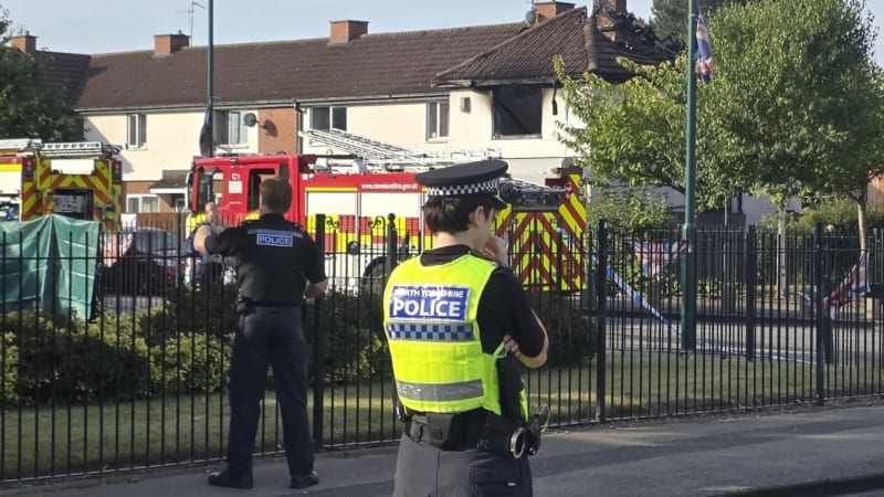 Krvavé útoky, hořící auta a chaos. Pieta za zesnulé se v Británii zvrhla ve válku gangů