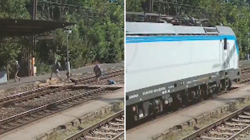 Vteřiny do tragédie na Berounsku: Rodinu při přecházení kolejí těsně minul vlak, ukazuje video