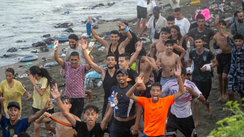 Už dost, migranti mi sežerou dceru, bojí se obyvatelé Ceuty. Berou pořádek do svých rukou