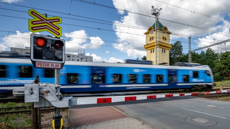 Auto na Olomoucku uvízlo mezi spadlými závorami. K neštěstí chyběly vteřiny, ukazuje video