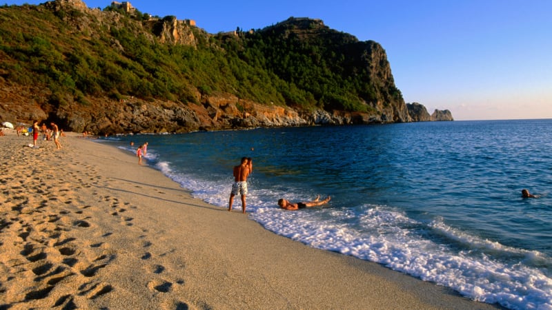 Moře v oblíbené destinaci Čechů zbarvily splašky dočerna. Turisty děsí možná infekce